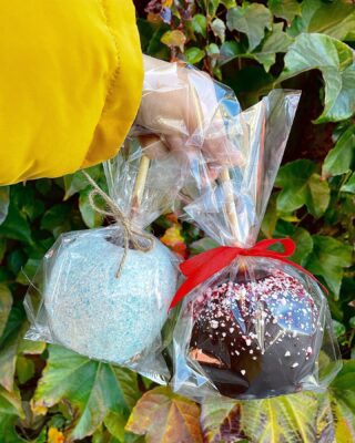 Now accepting Holiday Apple Pre-Orders 🍏  Check out the following flavors and feel free to stop in, email, or DM us your order. We are only taking pre-orders until 12/20. 

Three flavors available! ⬇️

❄️ Sweet Snow (white chocolate and blue sprinkles)
🍫 Dark Chocolate Peppermint
🤍 White Chocolate Peppermint