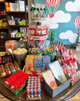 All the last minute gifts you need, we have @aussamcandy 🎁💚 Shop with us this week, check out our hours for the next few days ⤵️ 

❄️ 11am-6pm Wednesday
☃️ 11am-6pm Thursday 
❄️ 11am-9pm Friday